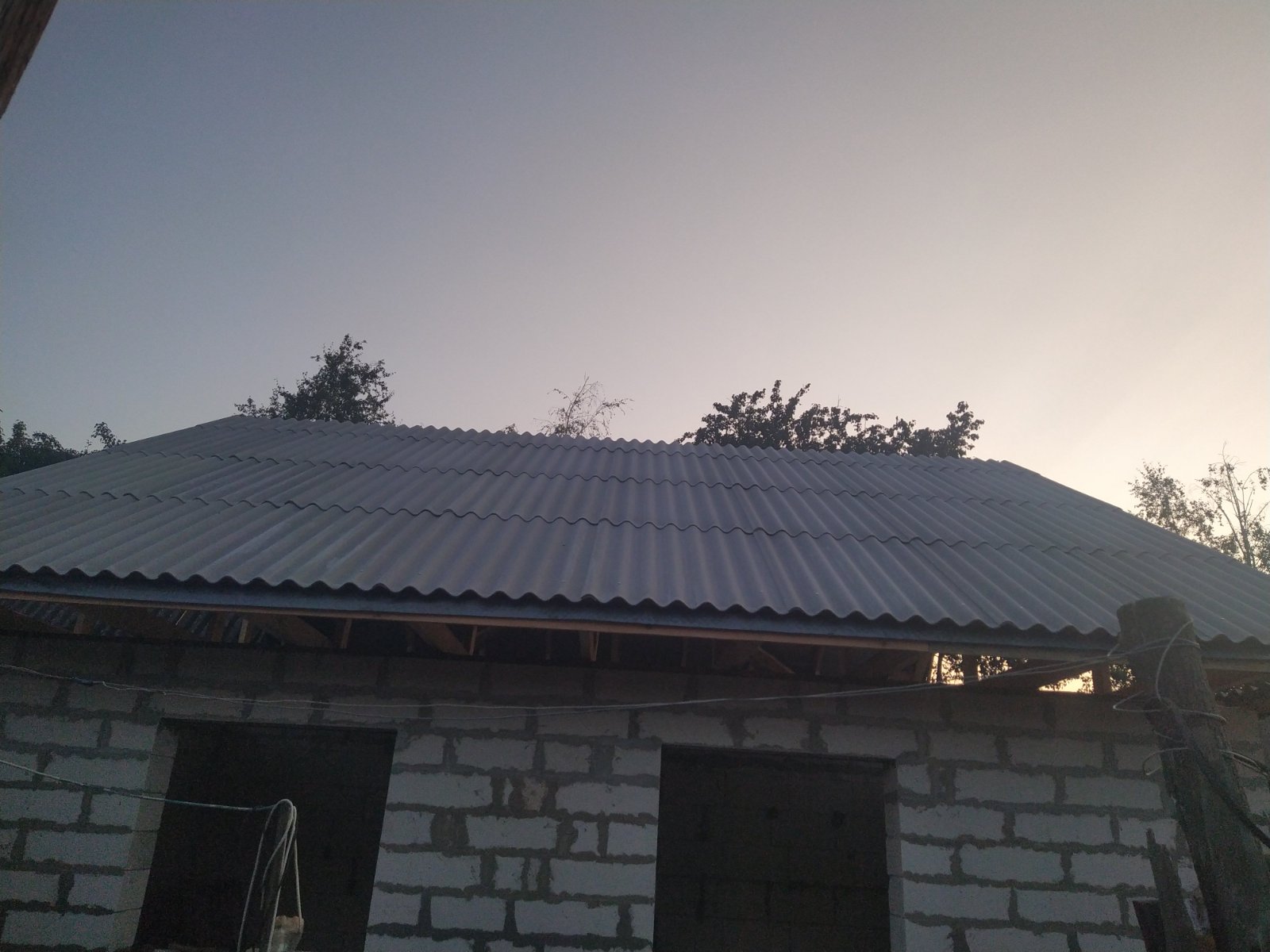 Обстріли Тростянця зруйнували будинок родини, яка виховує дитину з інвалідністю: люди просять допомогти з вікнами в новому домі