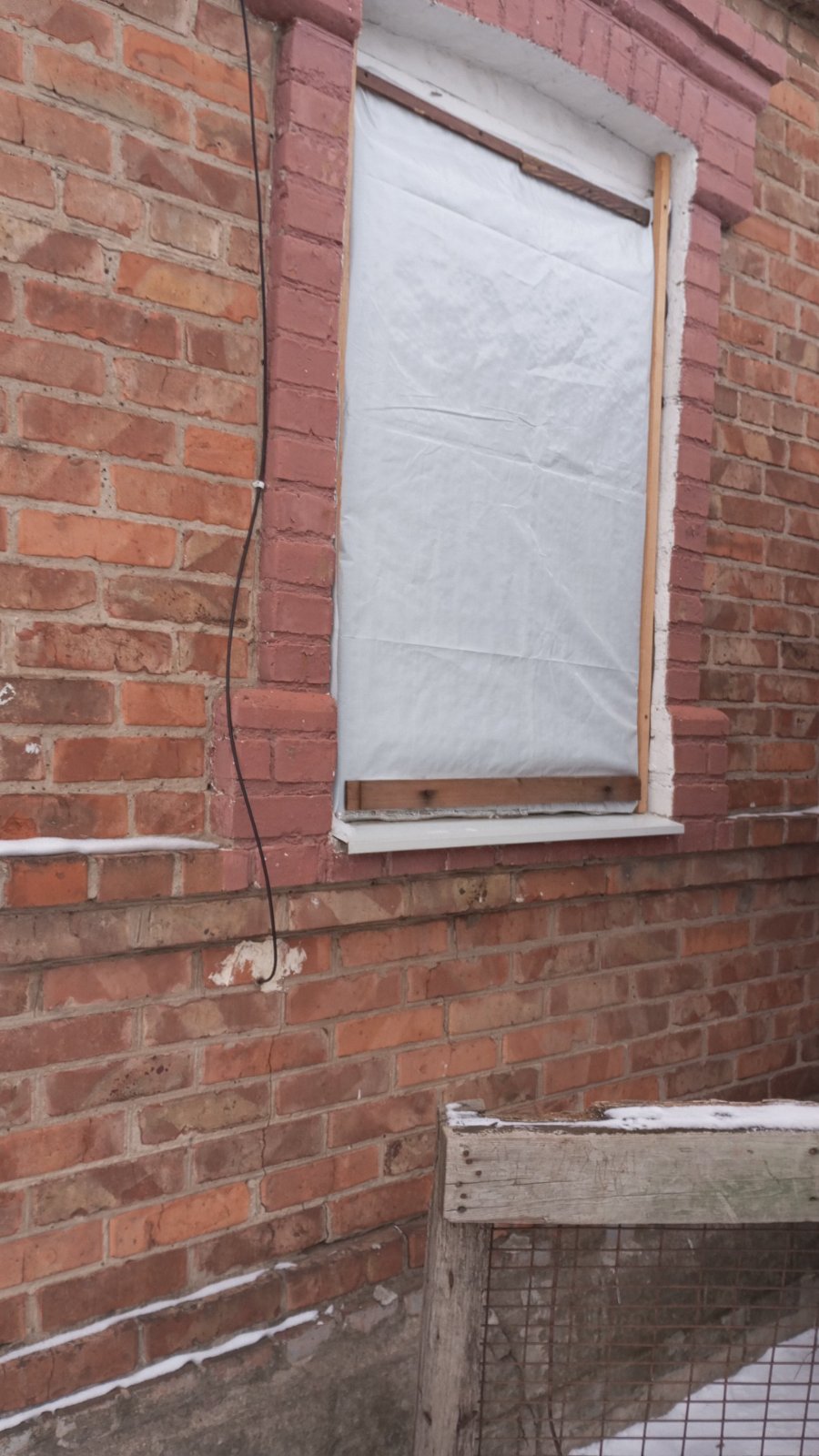 Родина Яковлевих з Костянтинівки після обстрілу живе у пошкодженому будинку