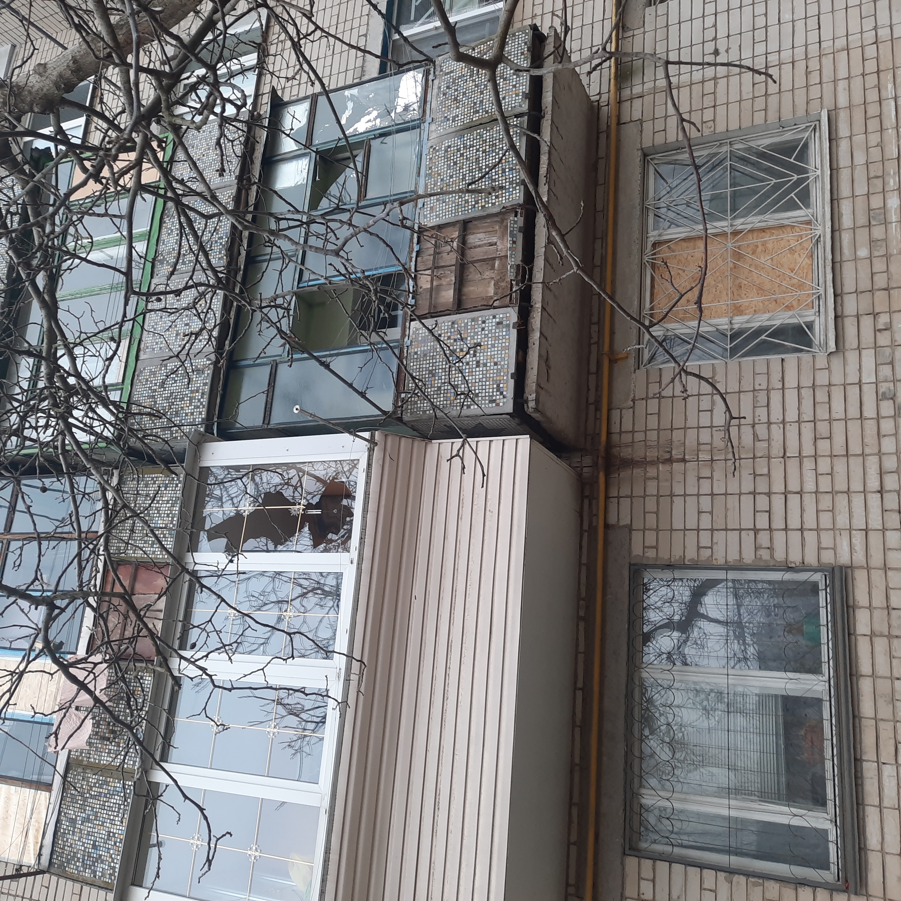 Чоловік з Херсона потребує фінансової допомоги у відновленні розбитих вікон