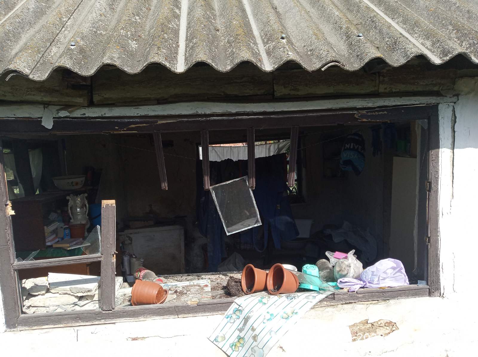 Пошкоджено 11 вікон та двері - родині з Охтирки потрібна допомога