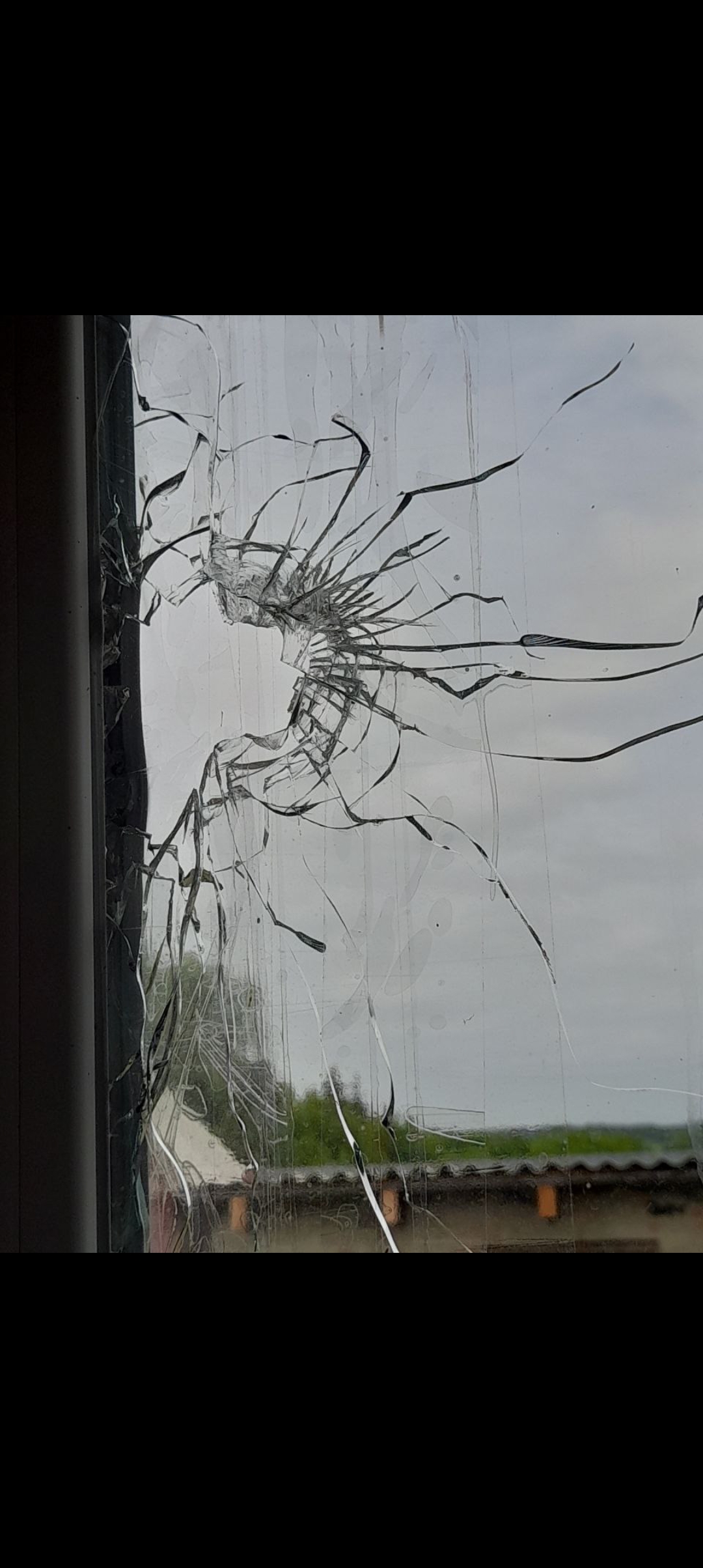 Родина з Угроїдів з немовлям зимує в будинку з заклеєними скотчем вікнами