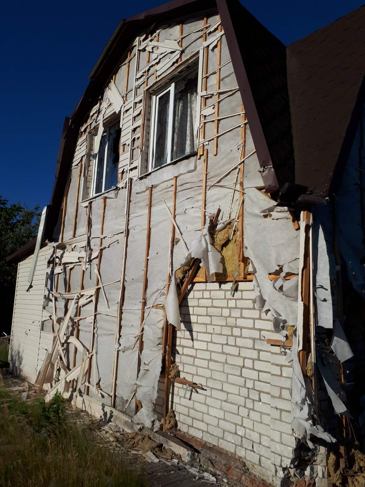 Подружжя пенсіонерів просить допомоги у відновленні будинку на Київщині, який постраждав від окупантів