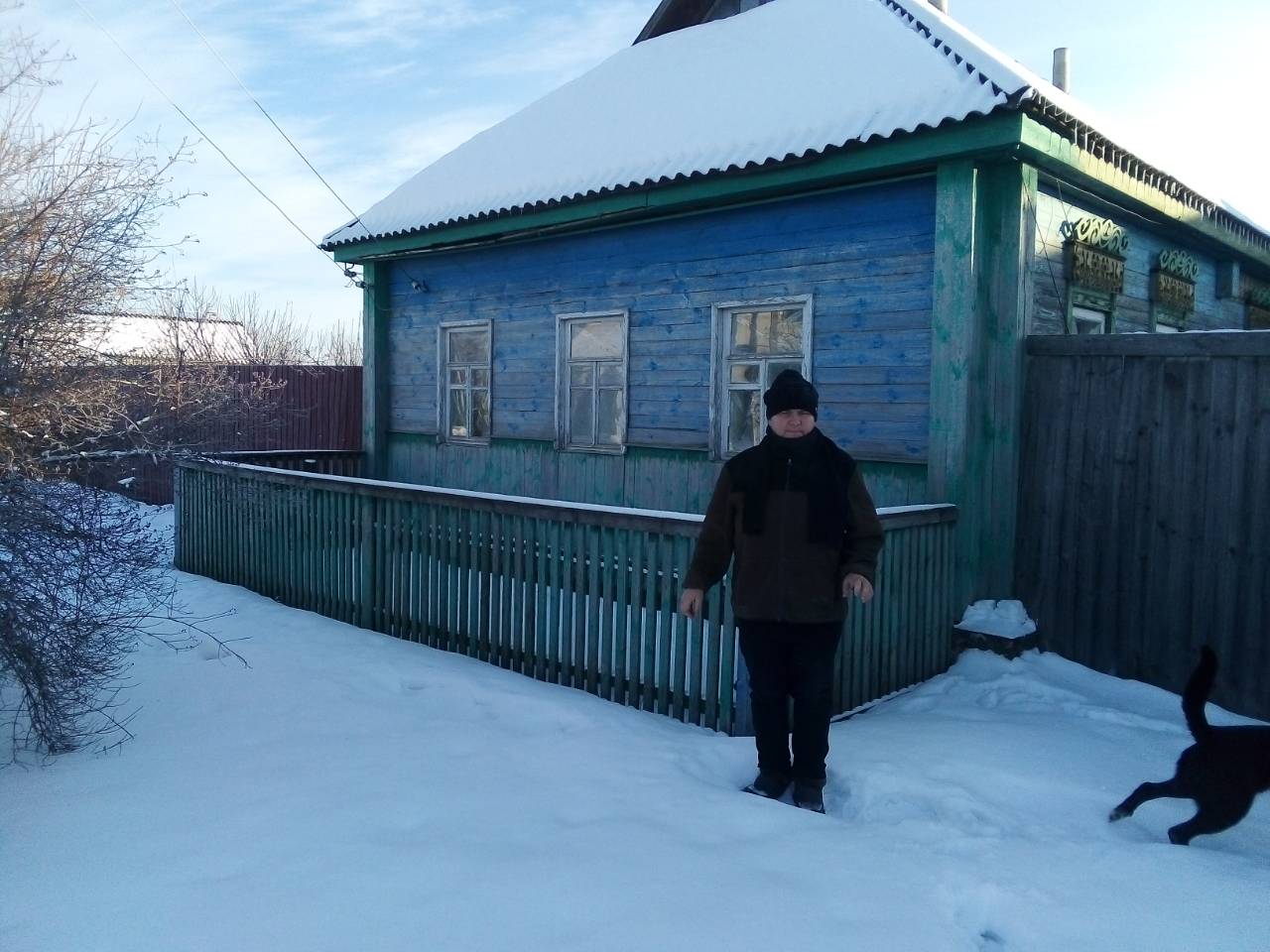 Жінка з Сумщини живе у будинку без вікон