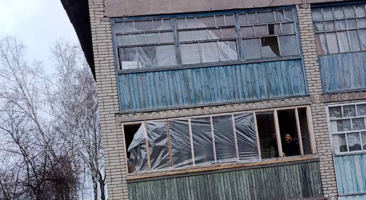 Пенсіонерка з Сумщини потребує допомоги - від обстрілу жінка залишилася без вікон