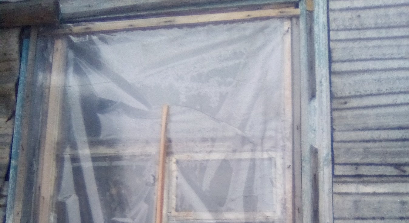 Пенсіонерка, яка живе одна в будинку на кордоні з ворогом, просить допомогти вставити вікна