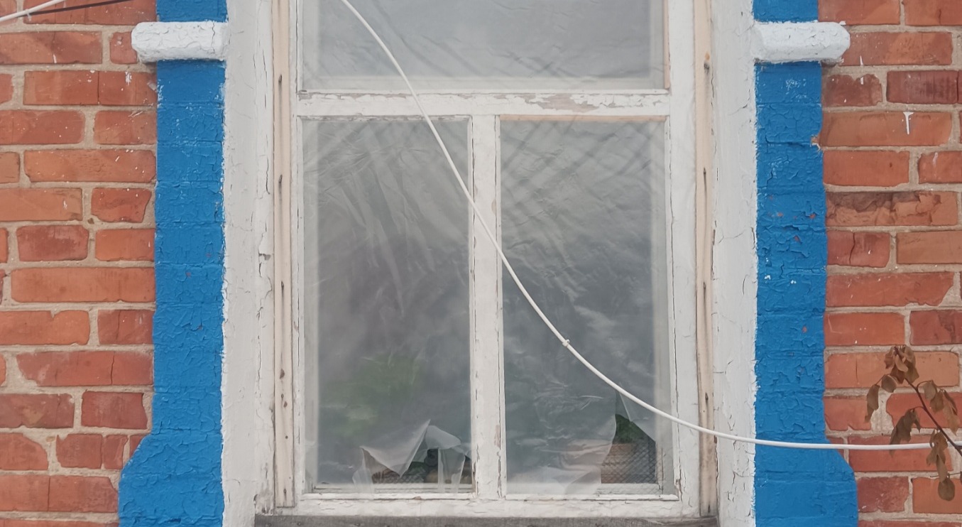 Подружжя пенсіонерів з Кияниці живе в пошкодженому обстрілом будинку 