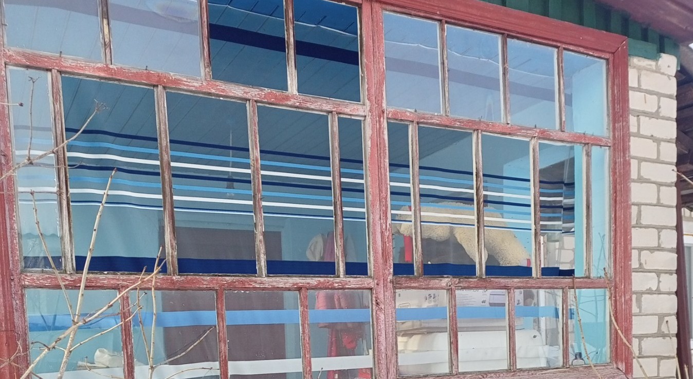 Будинок жінки, яка виховує самотужки доньку, потрапив під обстріл, пошкоджено 9 вікон