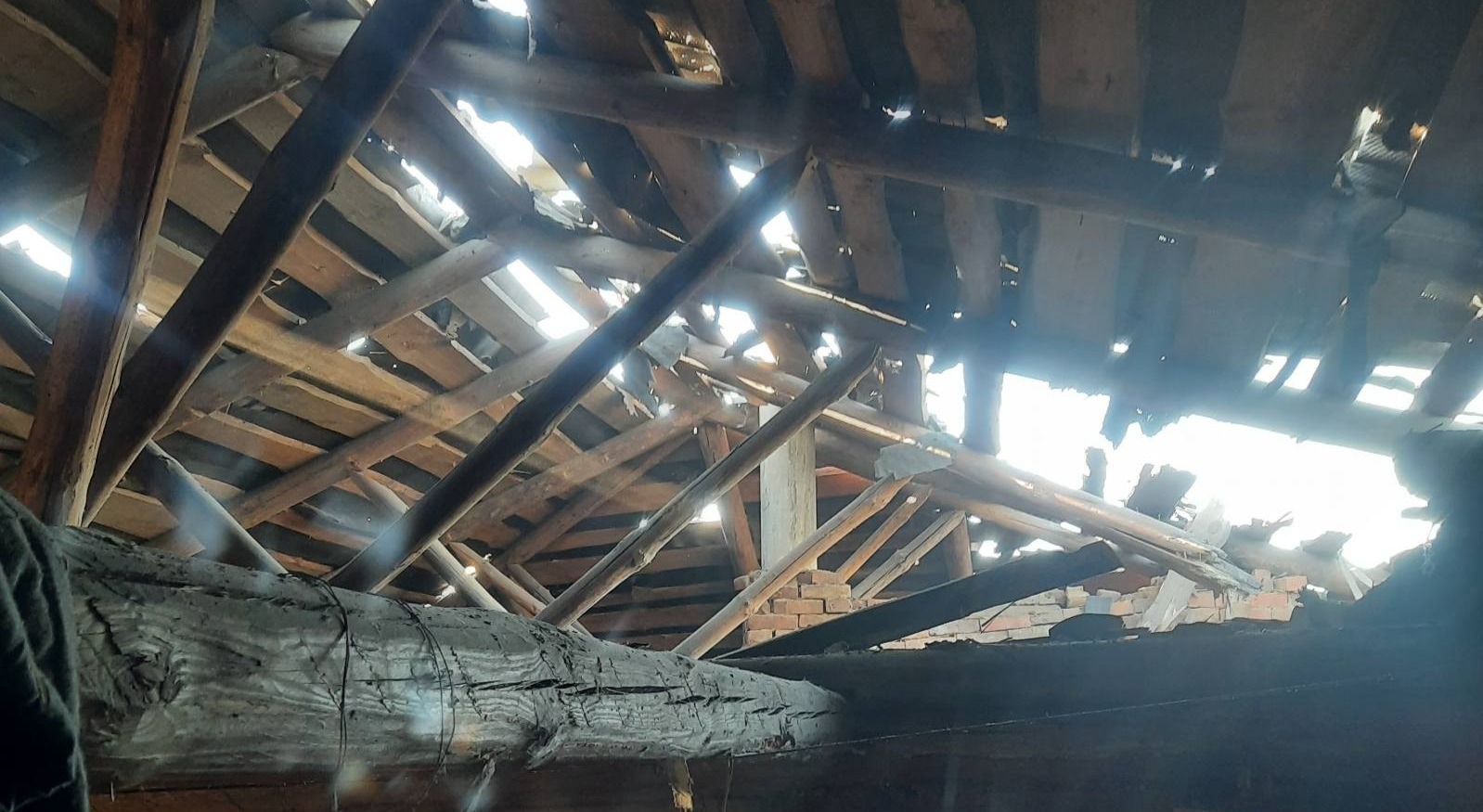 Житло родини зі Зноб-Новгородського серйозно постраждало під час обстрілу