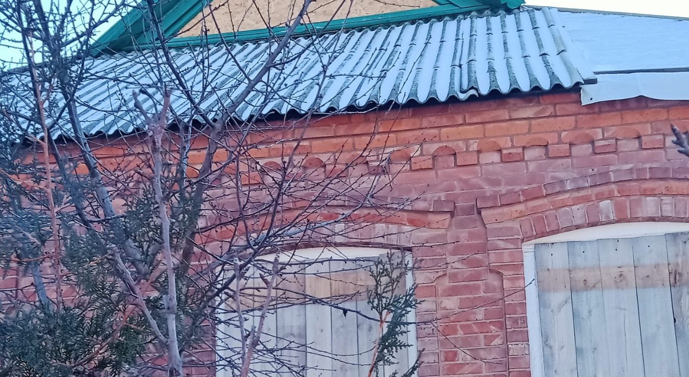 Біля будинку пенсіонерки з Донеччини, яка сама опікується дитиною, стався вибух - потрібна допомога