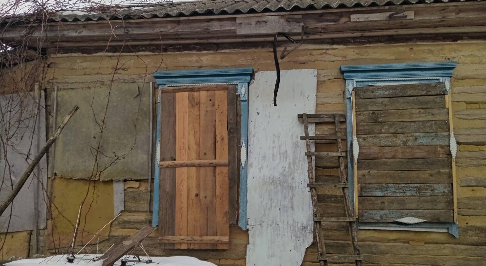 Пенсіонерка зі Зноб-Новгородського живе в будинку з заклеєними плівкою вікнами