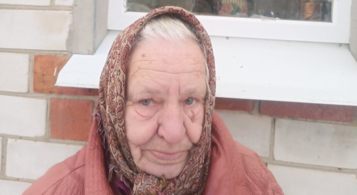 Потрапивши під обстріл будинок залишився без вікон. Лідія Миколаївна потребує допомоги!