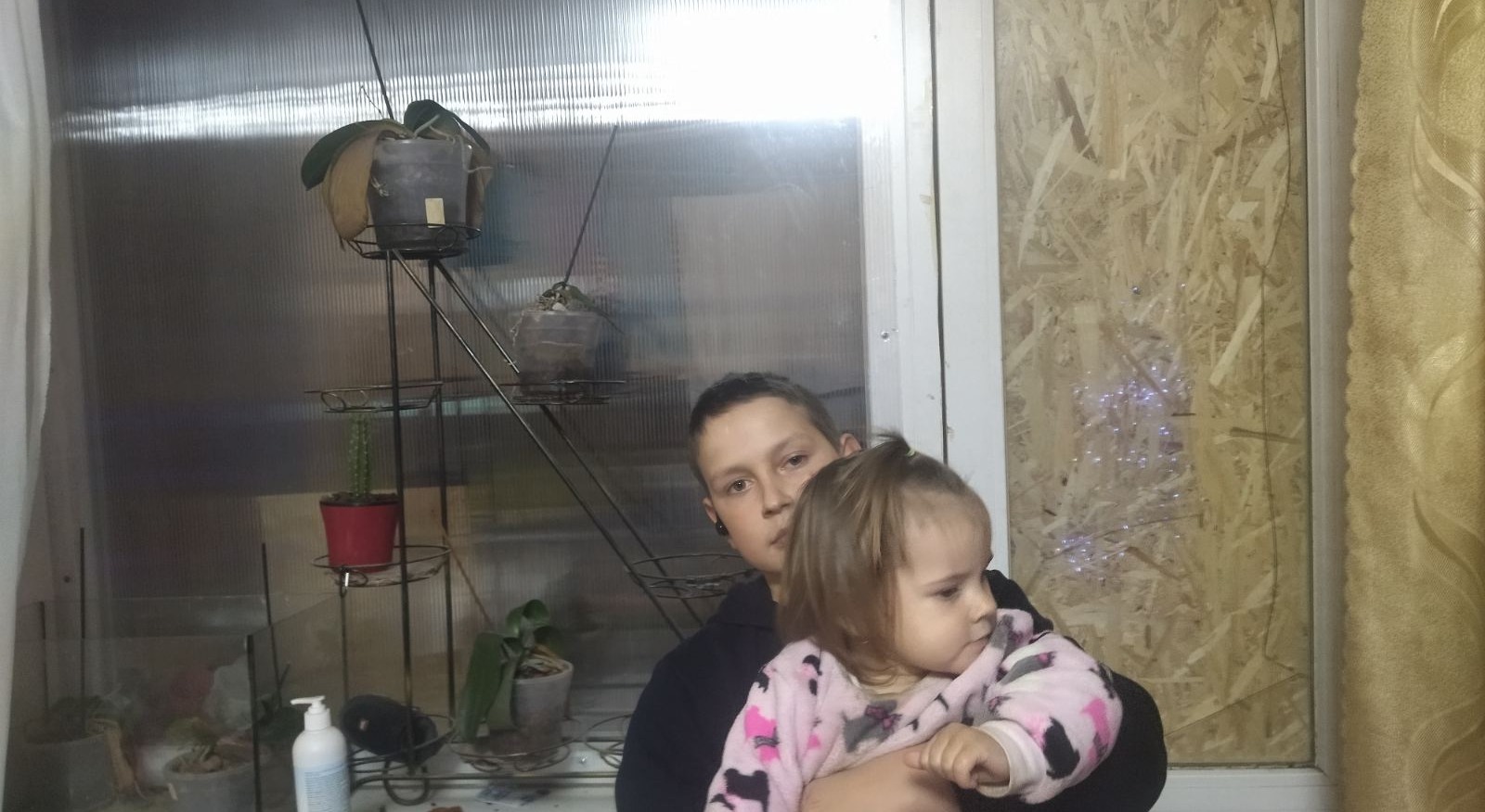 У Нікополі родині з маленькими дітьми вибило вікна