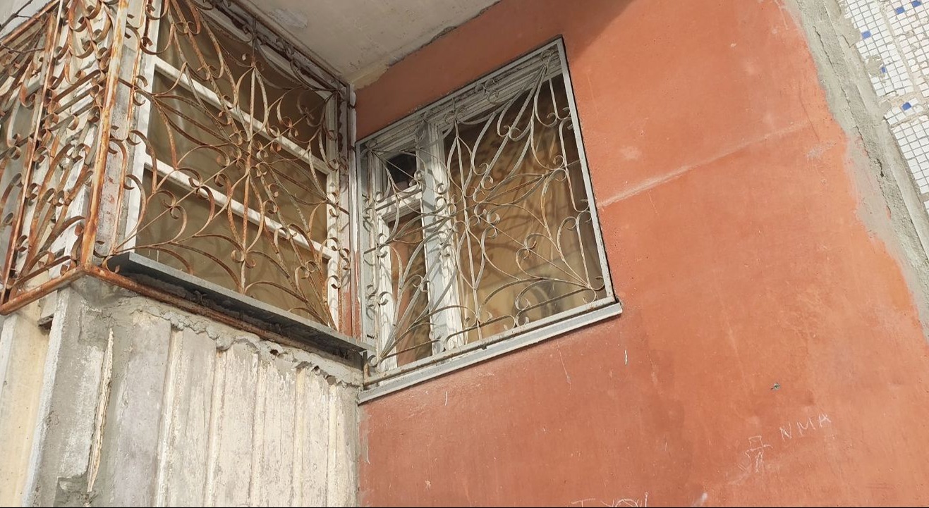 На Херсонщині будинок Світлани Вікторівни потратив підостріл. Пошкоджені вікна та балконні двері