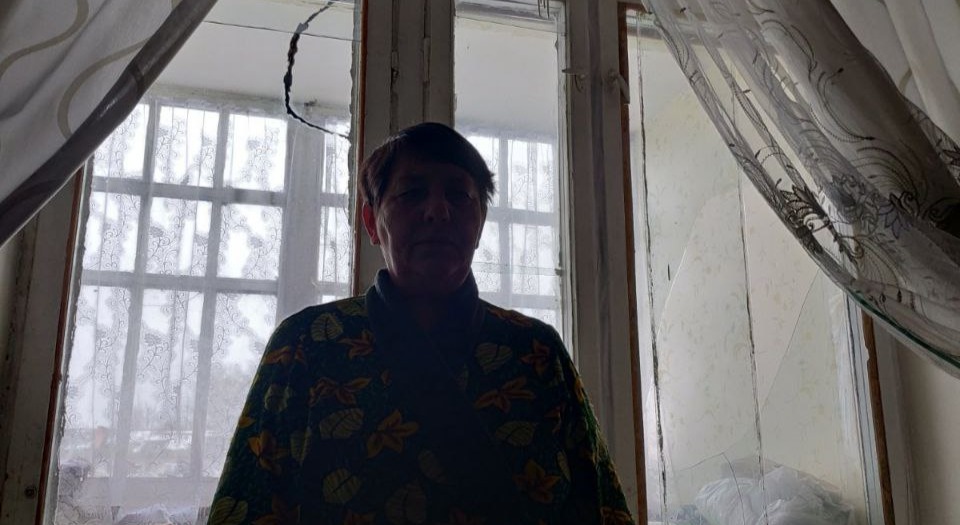 Пенсіонерці, яка власними силами відновлює пошкоджені вікна, потрібна допомога