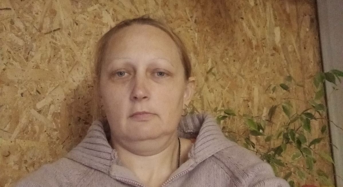 Жінка з Херсона просить допомогти відремонтувати розбитий обстрілом балкон