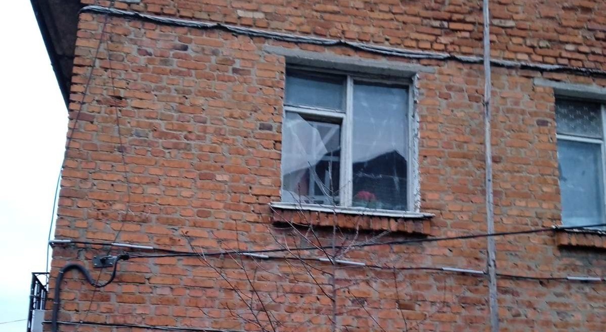 В результаті артобстрілу 81-літня жінка залишилась без вікон