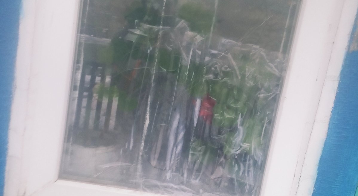 Побитий дах, паркан та вікна: ворожий обстріл пошкодив будинок - господареві потрібна допомога