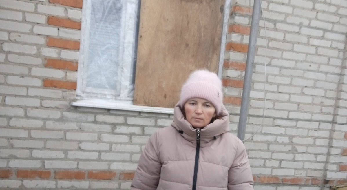 Родина з маленькою дитиною мешкає в будинку з розбитими вікнами