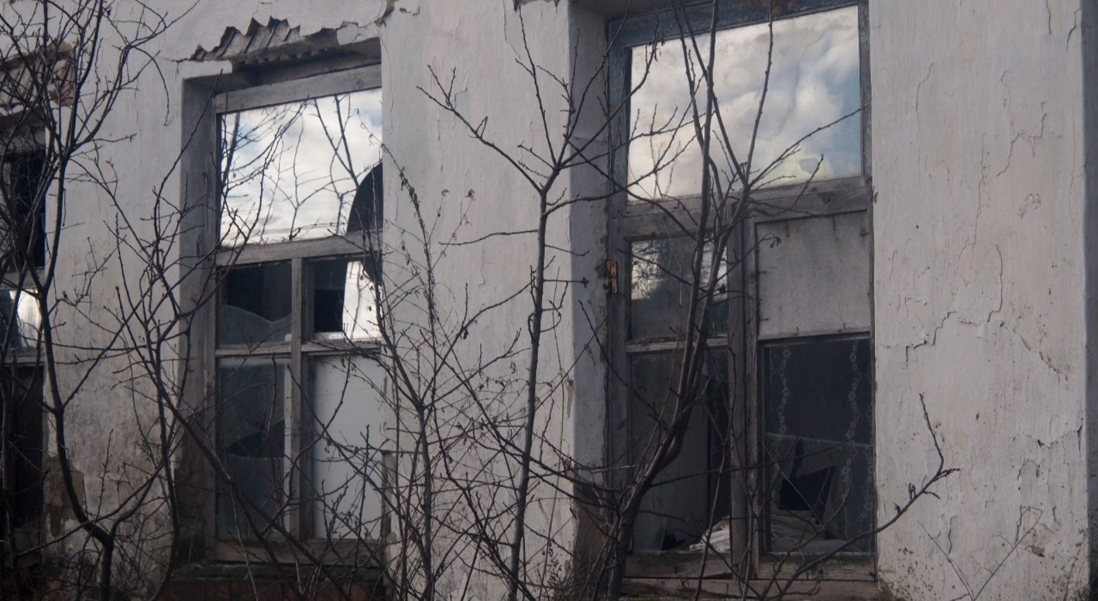 Тракторист зі Зноб-Новгородського через обстріли позбувся роботи та вікон в будинку