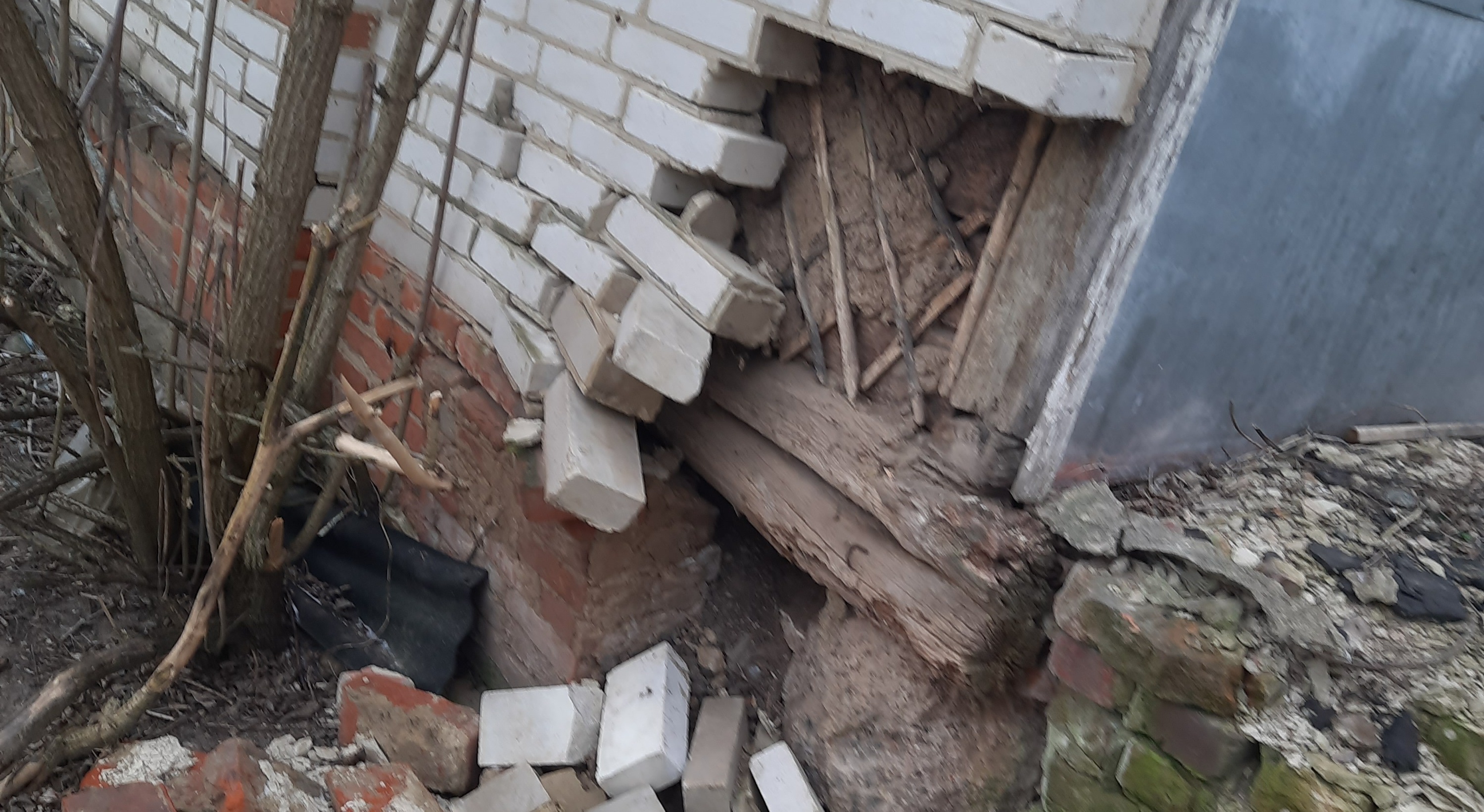 Будинок родини з Сумщини залишився без вікон