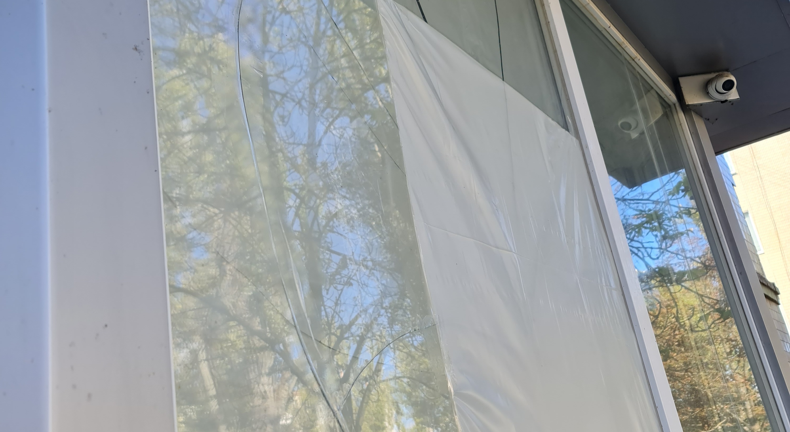 На Херсонщині будинок потрапив під обстріл. Жінка потребує допомоги 