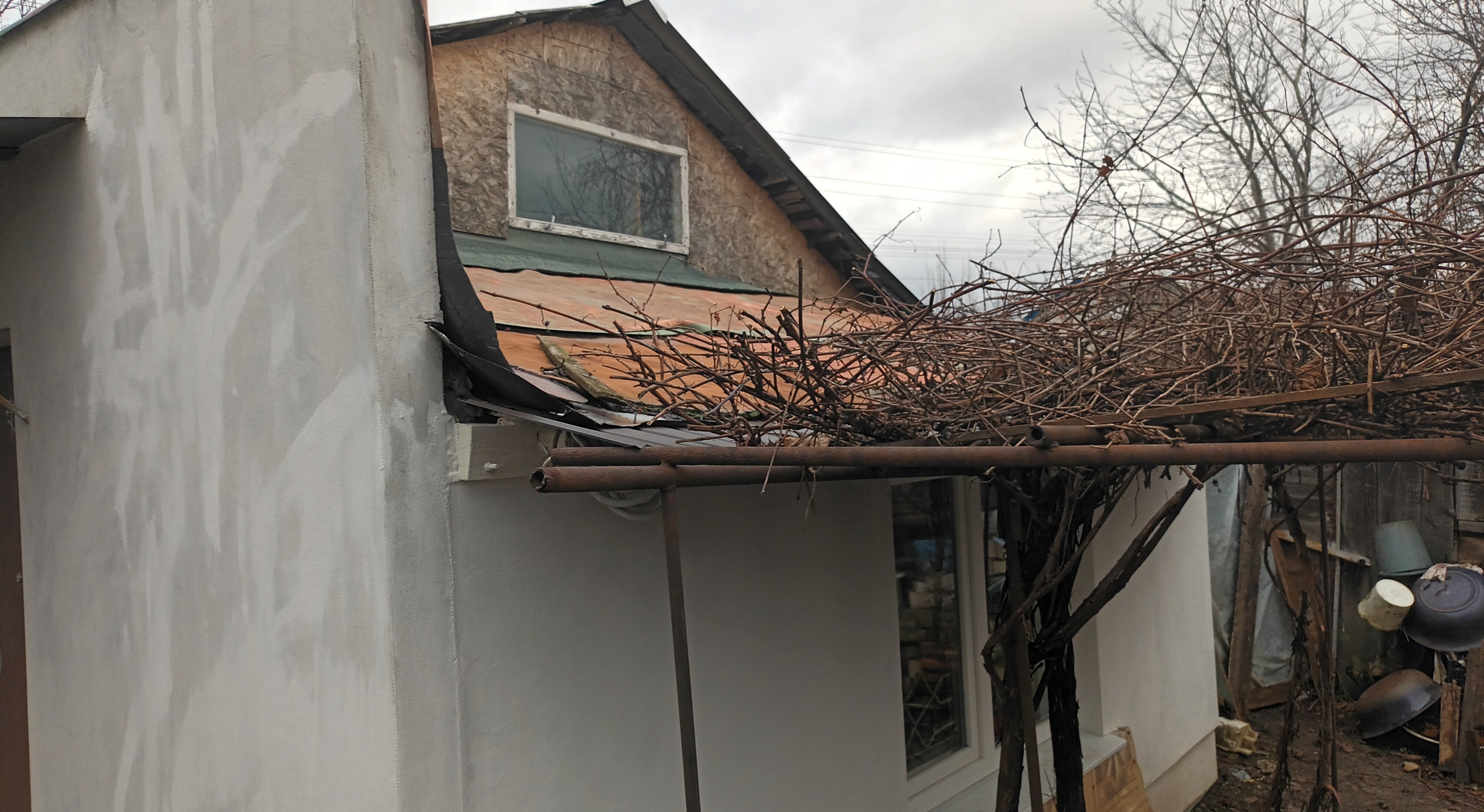 Чоловік з інвалідністю мріє повернутись до власного будинку, пошкодженого обстрілами