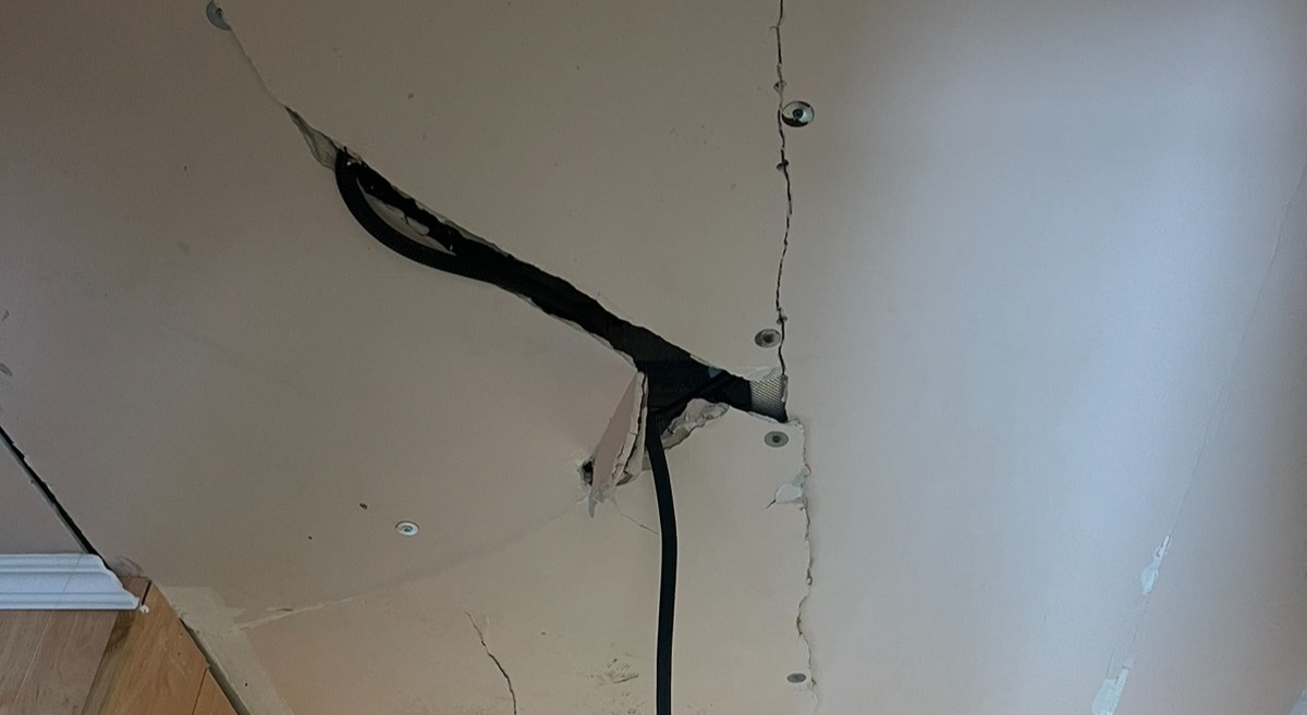 Жінка з родини військових живе в будинку, пошкодженому обстрілами