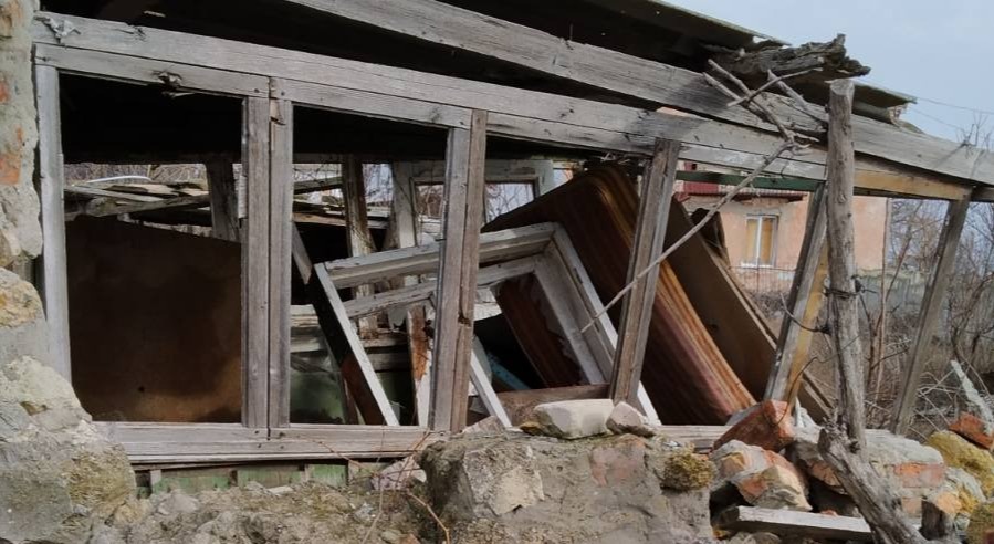 Допоможіть подружжю пенсіонерів жити разом: чоловіку з інвалідністю довелось покинути рідну домівку, а дружина залишилась, аби приглядати за зруйнованим сімейним гніздом 