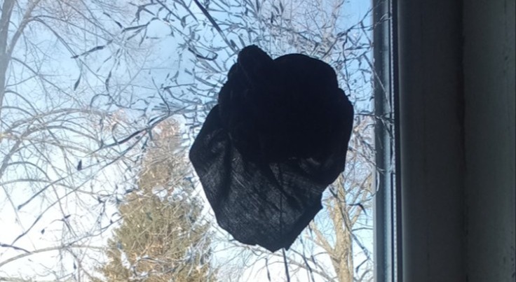 Пробита стіна, пошкоджені вікна, двері та дах - родина, яка змушена жити на кордоні з ворогом, просить допомоги