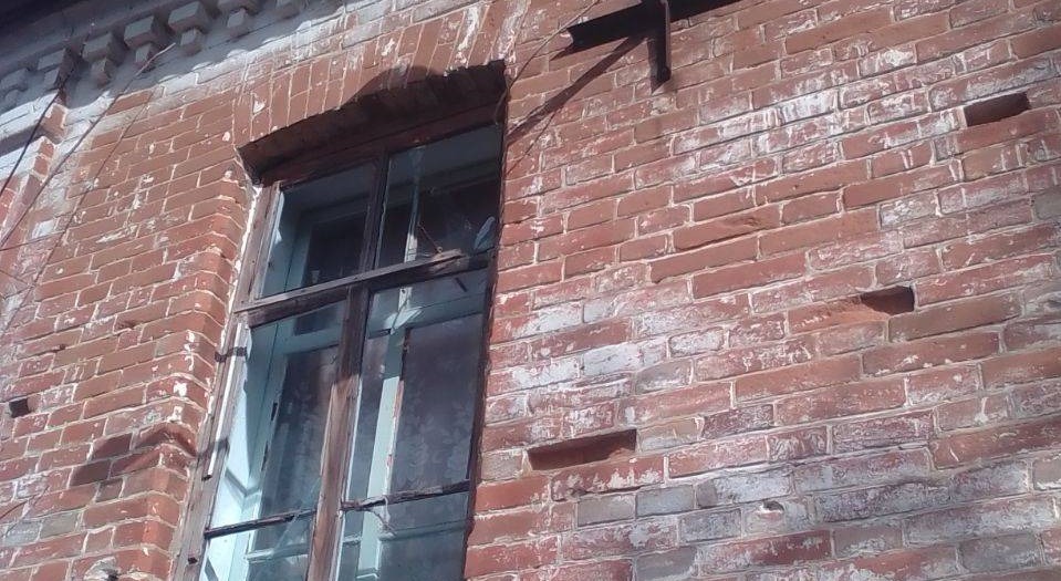 Під час обстрілу вибило вікна будинку чоловіку з інвалідністю