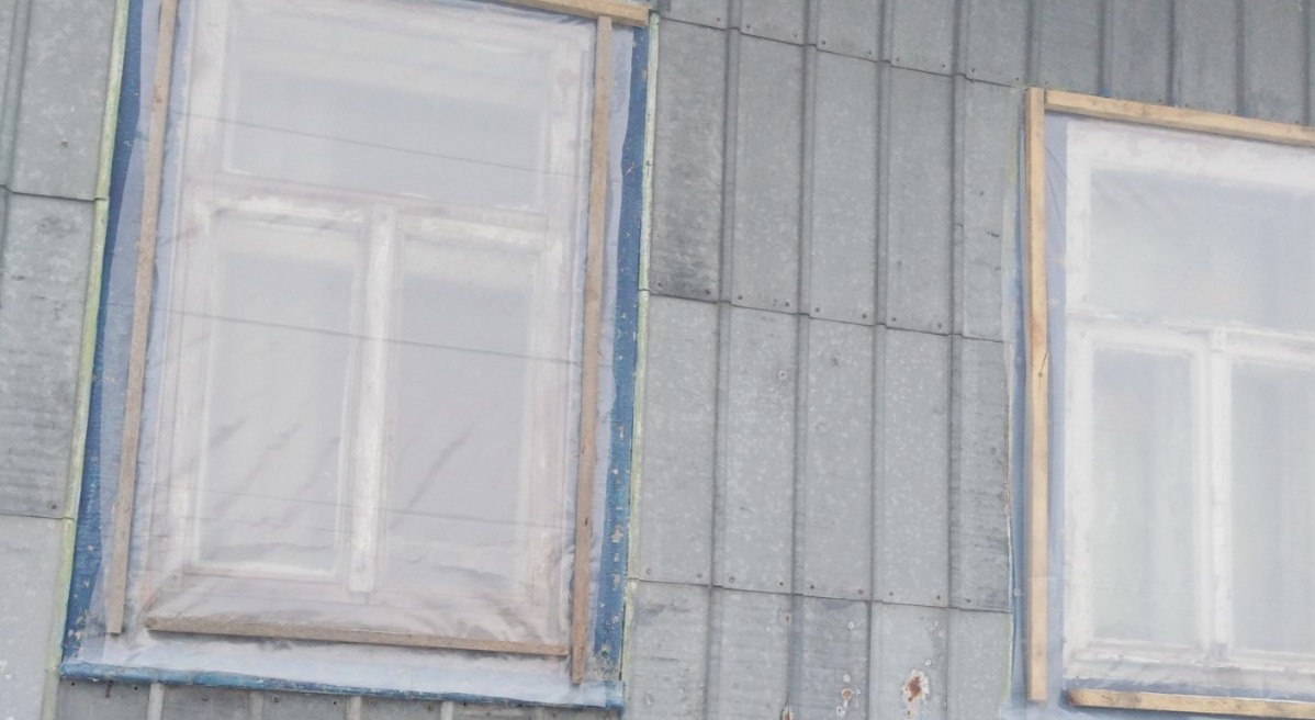 Жінка з прикордоння Сумщини просить допомогти полагодити побитий будинок