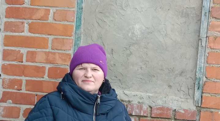 Жінка з двома дітьми з Миропілля живуть в будинку без вікон