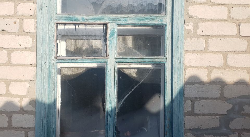 Багатодітна родина з Дружківки живе в будинку з розбитими вікнами та пошкодженим фундаментом