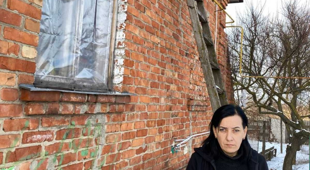 Багатодітна родина з Миропілля продовжує жити в пошкодженому будинку