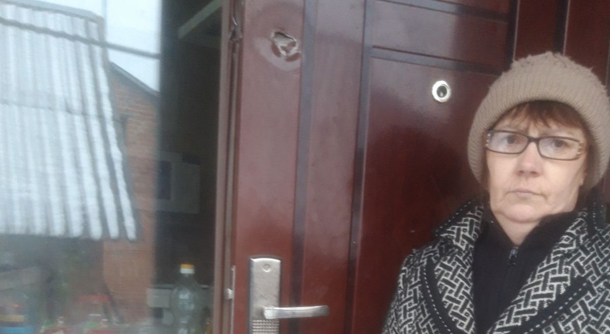 Пенсіонерка, яка після обстрілу потрапила до лікарні, просить допомогти замінити пошкоджені двері