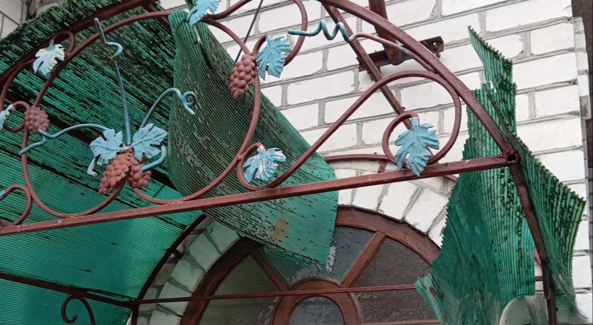 Подружжя з Кролевця просить допомогти замінити розбиті вікна