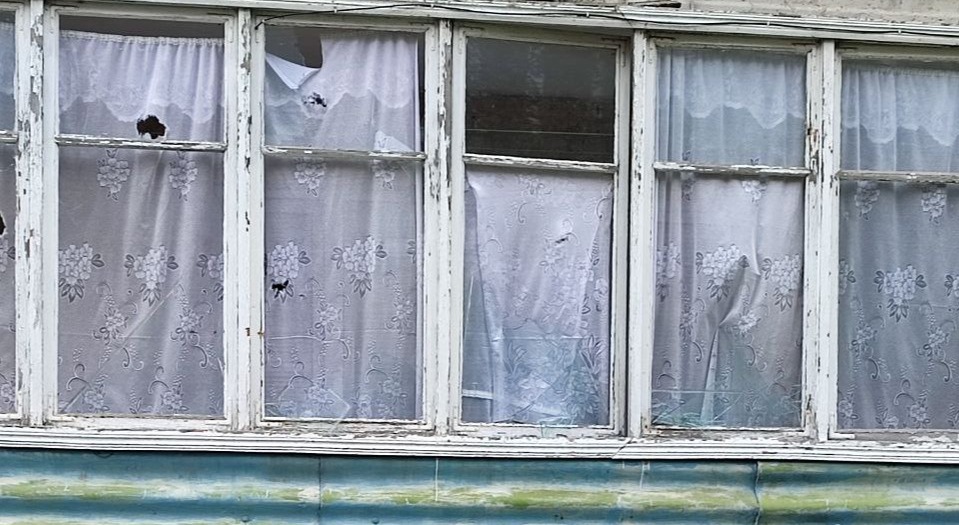 Мати з маленькою дитиною просить відновити вікна