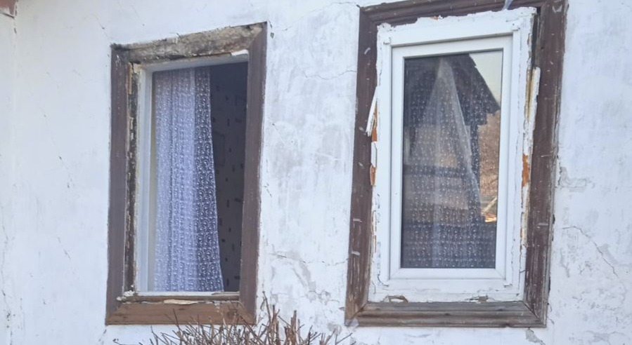 Пенсіонерка з прикордоння Сумщини просить допомогти вставити вікна у будинок