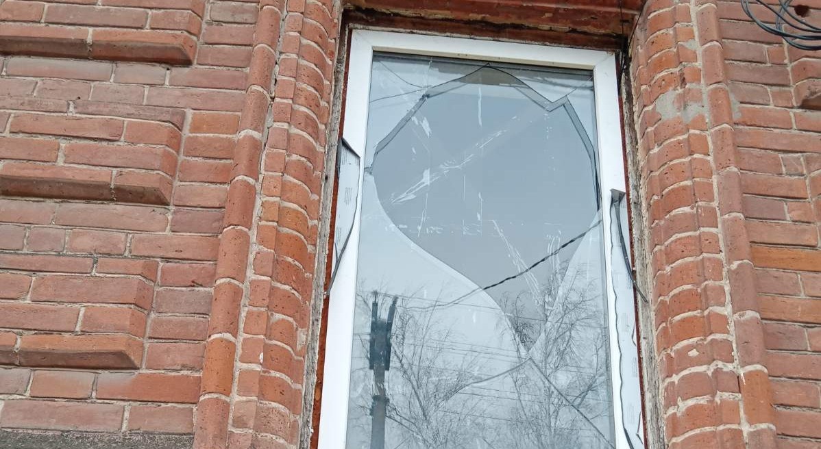 Родина вчительки з Миропілля мешкає в пошкодженому будинку