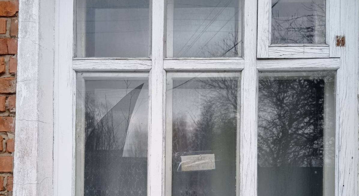 Родина з маленькою дитиною живе у пошкодженому будинку