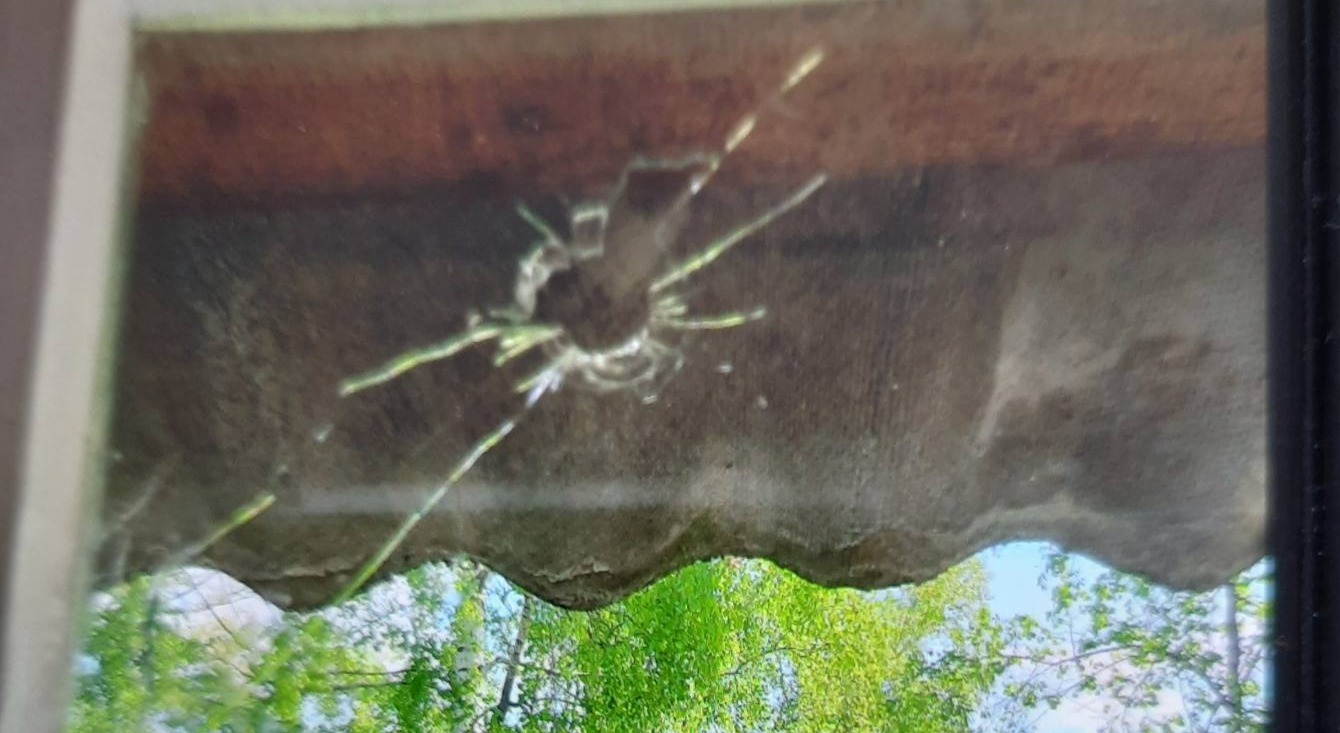 Дах будинку в дірках після обстрілу