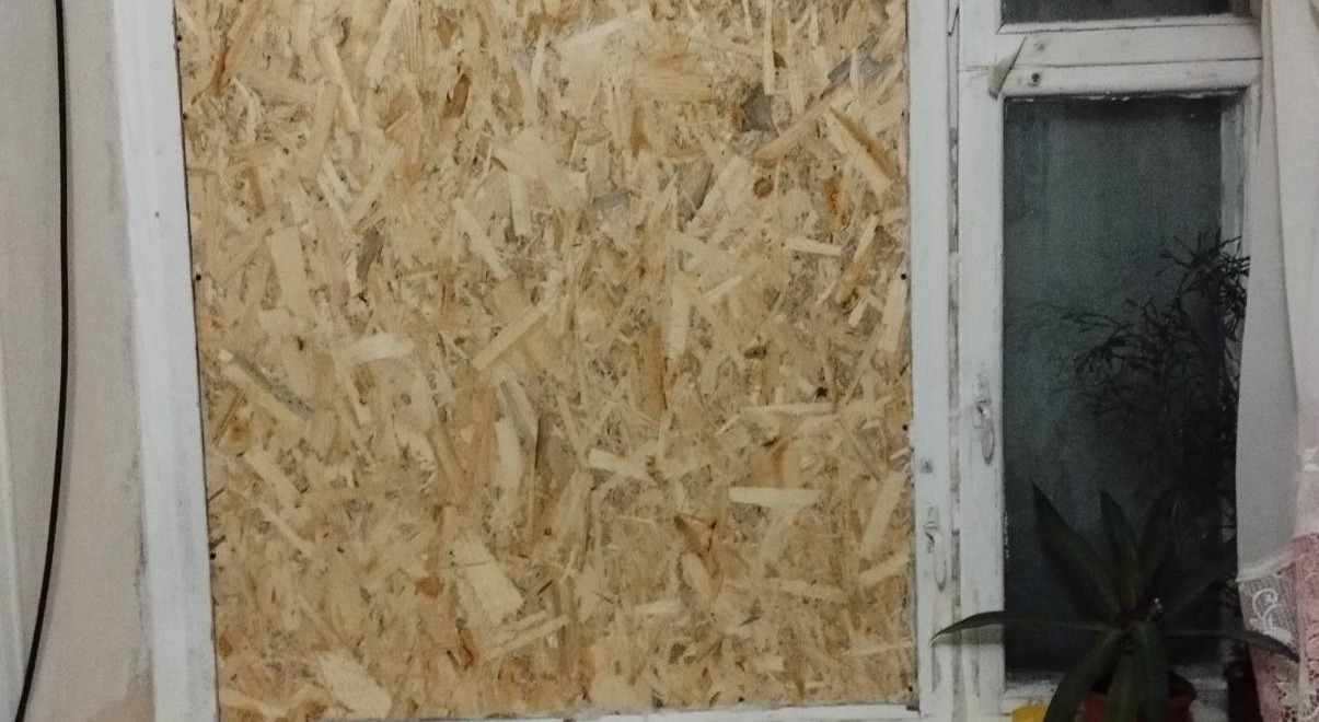 Жінка, яка перебуває під постійними ворожими обстрілами, просить допомоги