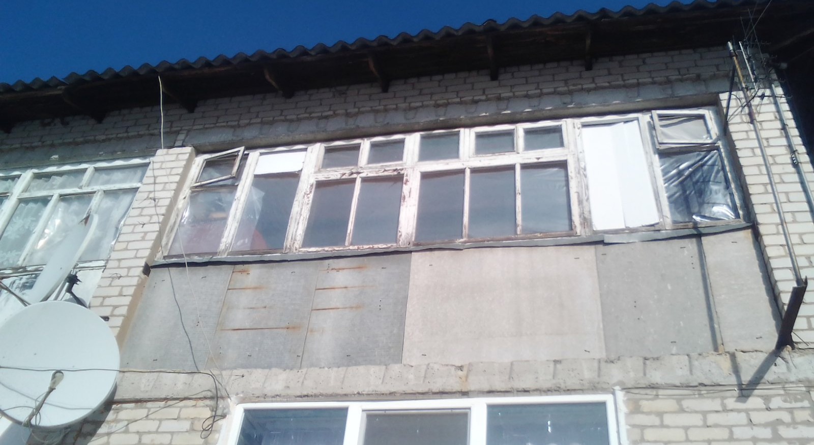 Родина з прикордоння Сумщини просить замінити розбиті вікна