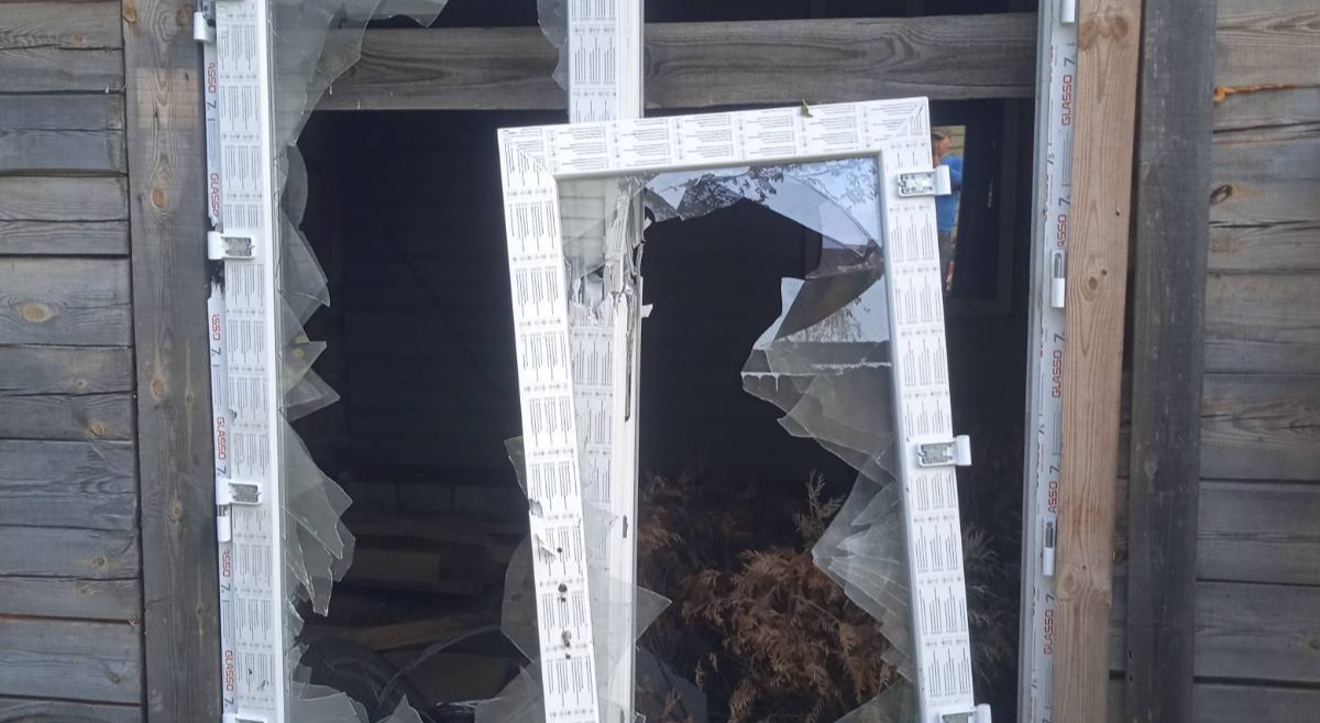 Чоловік з прикордоння Сумщини сам ремонтує пошкоджений дім - йому потрібна допомога