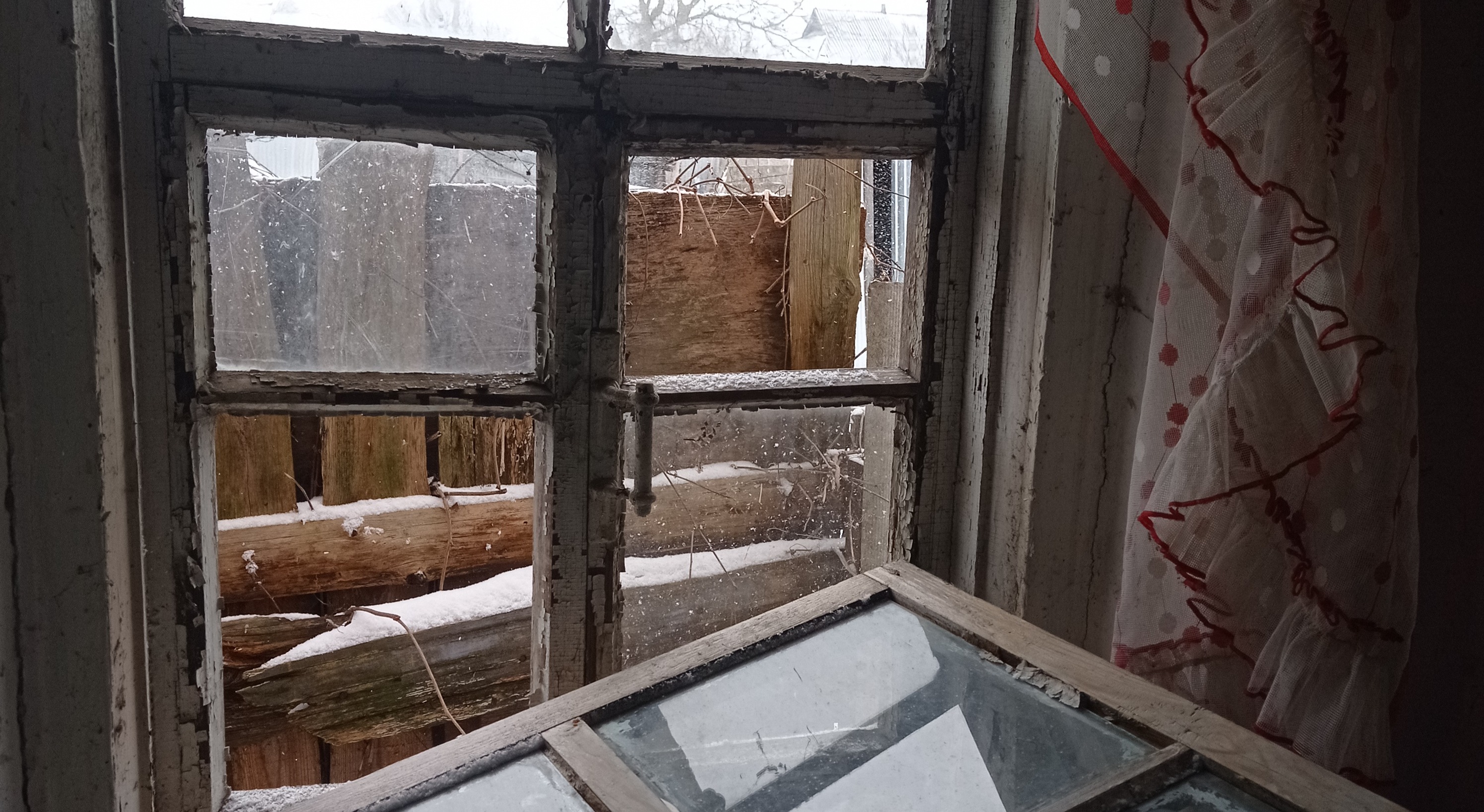 Після ракетного удару та пошкодження будинку пенсіонерка з Охтирки не може сама ходити та просить допомоги