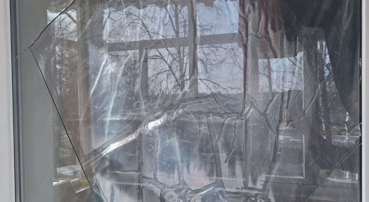 Снаряд впав за 10 метрів від будинку - одинокій жінці потрібна допомога