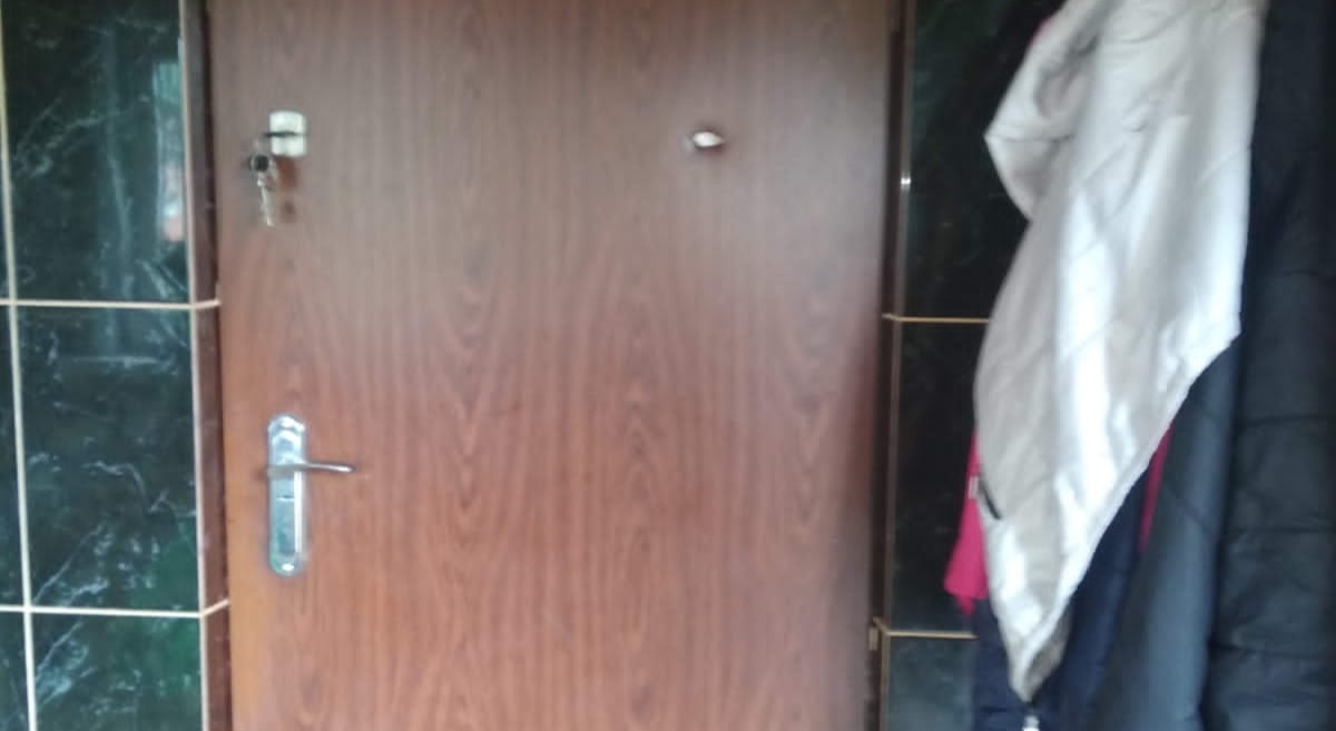 Родина з двома дітьми з Середино-Буди живе в пошкодженому обстрілами будинку