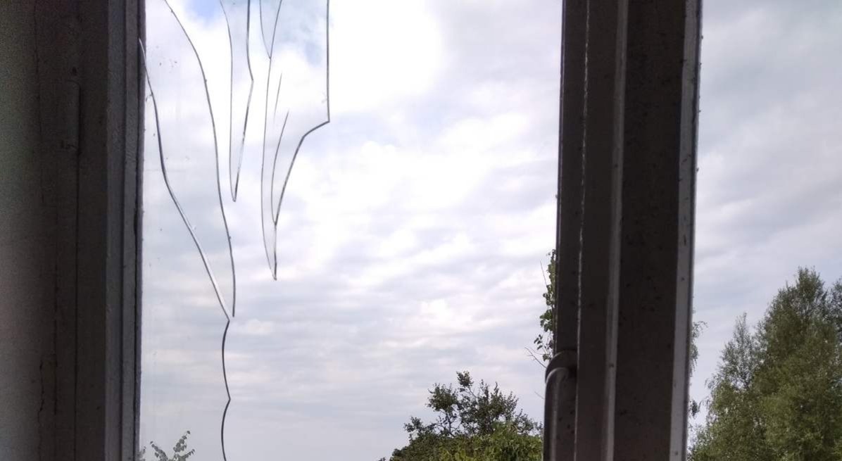 В квартирі пенсіонера вибиті вікна