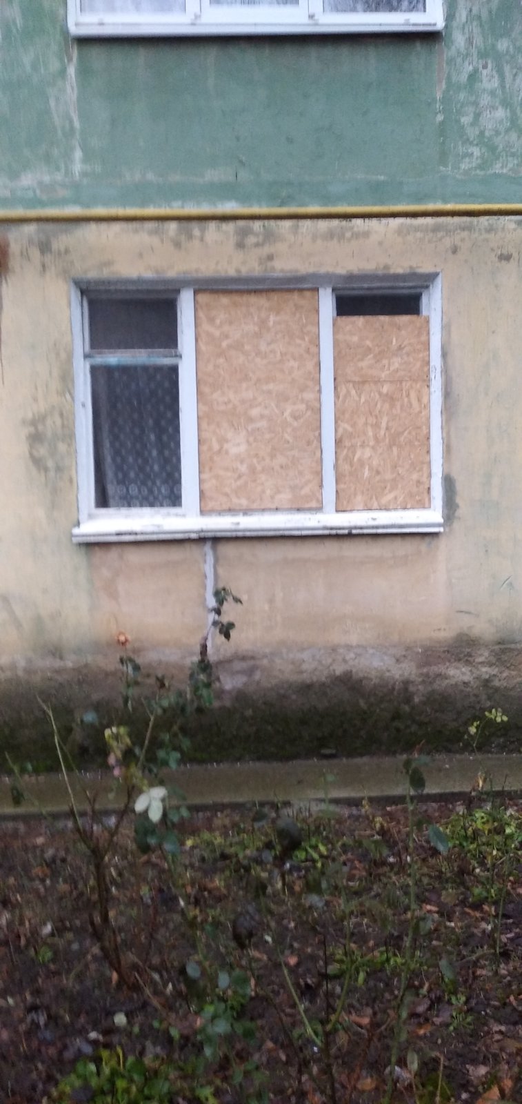 Подружжя пенсіонерів з Костянтинівки живе посеред зими у квартирі без вікон - людям потрібна допомога