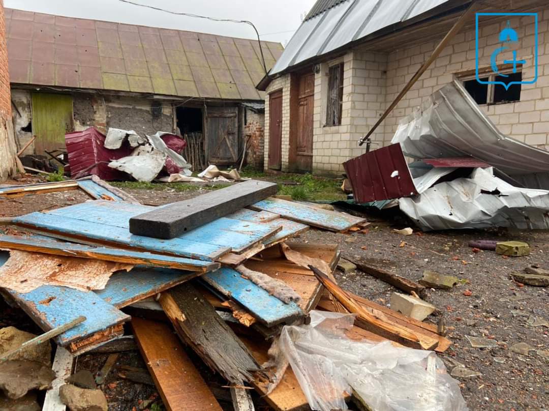 Дірки в стінах, пошкоджений дах та вікна, зруйнований коридор: постраждала від обстрілів жінка просить допомоги
